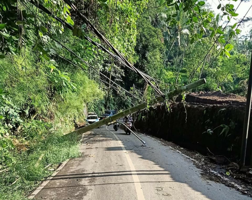 Diterpa Angin Kencang Tiga Tiang Listrik Tumbang Kilas Bali