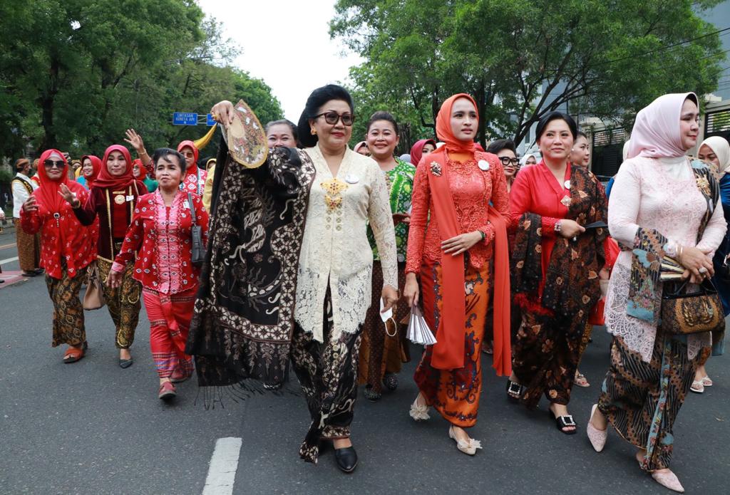 Parade Berkebaya Bersama Ibu Negara Kilas Bali