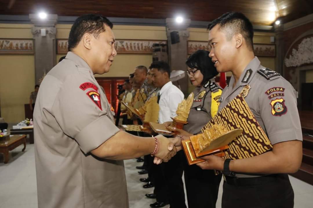 Kapolda Bali Berikan Reward Kepada 10 Personel Berprestasi – Kilas Bali