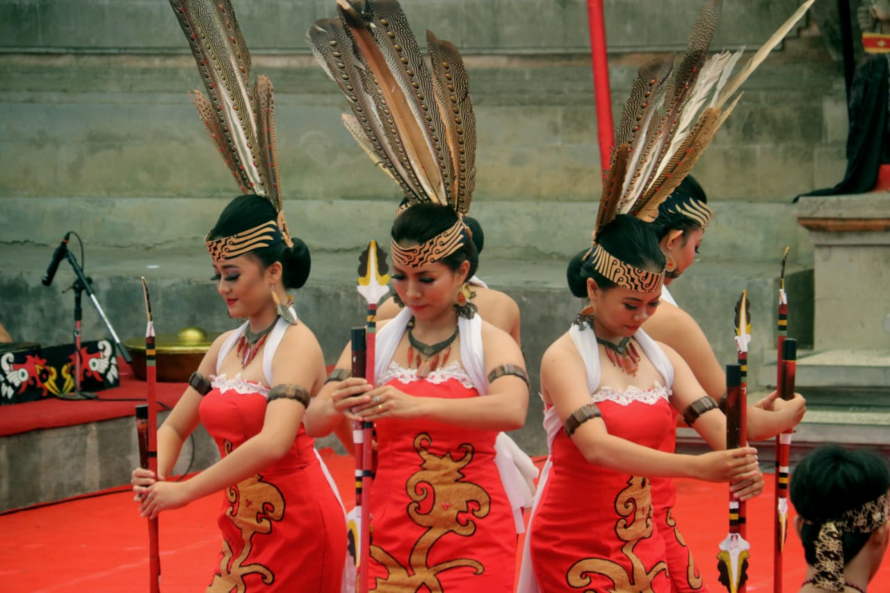 Tarian Energik Dayak Kaharingan Pentas Di Pkb Ke 41 Kilas Bali