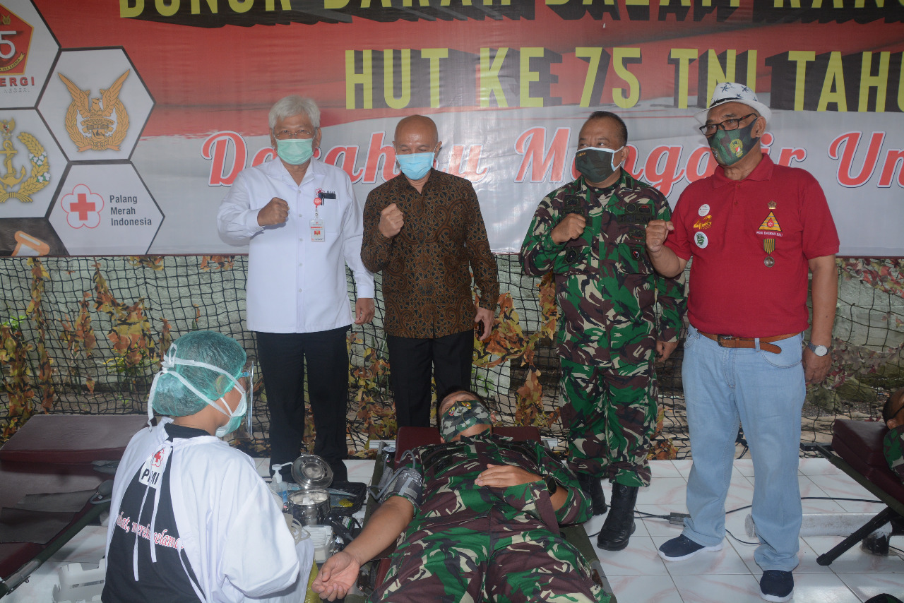 Peringati HUT Ke-75 TNI, Kodam IX/Udayana Gelar Donor Darah Di 100 ...