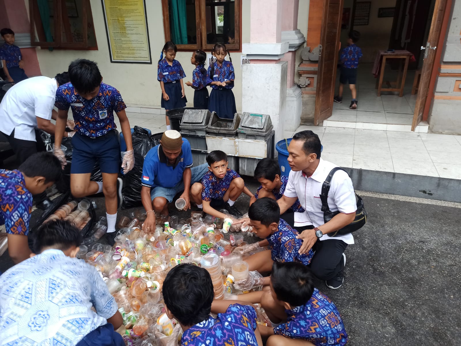 Besuk Teman Sakit Siswa Sd Di Batubulan Kangin Kumpulkan Sampah Plastik Kilas Bali