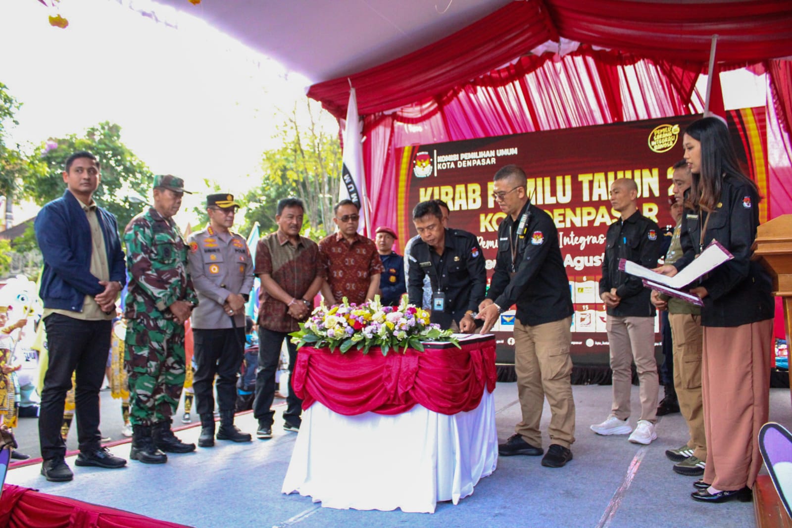 Serah Terima Kirab Bendera Parpol Pemilu 2024 Di Kota Denpasar Kilas Bali 1860