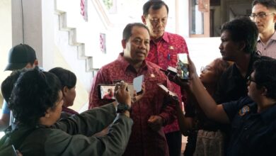 Mahendra Jaya saat memberikan keterangan kepada awak. foto/ist