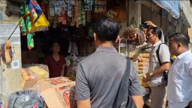 Polda Bali saat mengecek ketersediaan bahan pokok di Pasar Agung Peninjaoan. Foto/ist