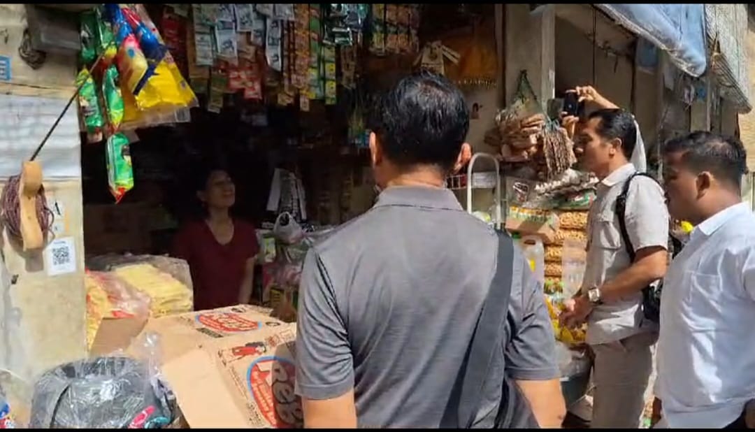 Polda Bali saat mengecek ketersediaan bahan pokok di Pasar Agung Peninjaoan. Foto/ist