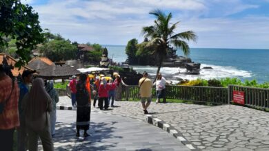 Suasana kunjungan wisatawan di Tanah Lot pada Senin (30/12). Foto/c