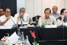 Pj. Gubernur Bali, S.M. Mahendra Jaya saat Rapat Koordinasi Penanganan Sampah di Bali yang dipimpin oleh Menteri Koordinator Bidang Pangan, Zulkifli Hasan