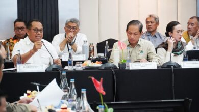 Pj. Gubernur Bali, S.M. Mahendra Jaya saat Rapat Koordinasi Penanganan Sampah di Bali yang dipimpin oleh Menteri Koordinator Bidang Pangan, Zulkifli Hasan