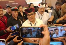 Pasangan calon bupati dan wakil bupati Tabanan terpilih dalam Pilkada 2024, Sanjaya-Dirga, memberikan keterangan usai ditetapkan sebagai pasangan calon terpilih oleh KPU setempat dalam rapat pleno terbuka pada Kamis (9/1). Foto/c