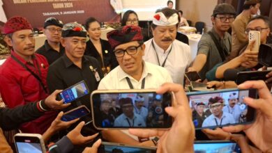 Pasangan calon bupati dan wakil bupati Tabanan terpilih dalam Pilkada 2024, Sanjaya-Dirga, memberikan keterangan usai ditetapkan sebagai pasangan calon terpilih oleh KPU setempat dalam rapat pleno terbuka pada Kamis (9/1). Foto/c