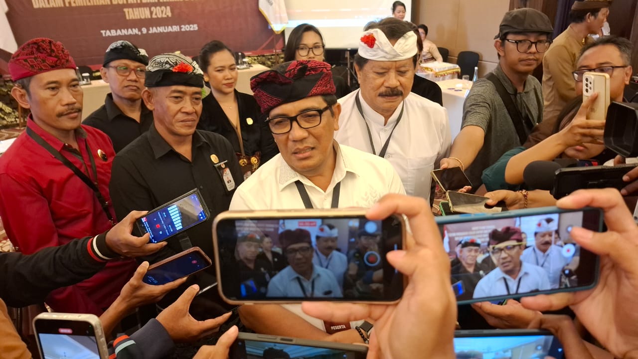 Pasangan calon bupati dan wakil bupati Tabanan terpilih dalam Pilkada 2024, Sanjaya-Dirga, memberikan keterangan usai ditetapkan sebagai pasangan calon terpilih oleh KPU setempat dalam rapat pleno terbuka pada Kamis (9/1). Foto/c